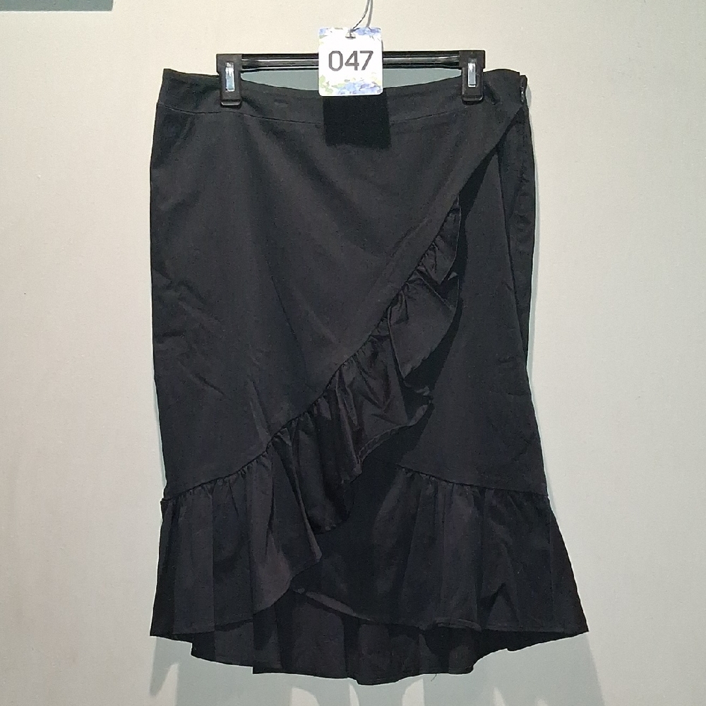 047 NWOT Ladies Casual Skirt